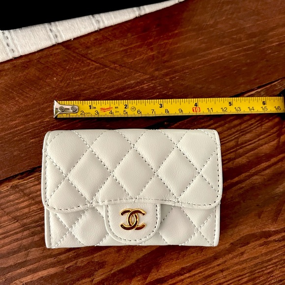 Chanel white sheepskin cardholder with gold hardware - Picture 8 of 8
